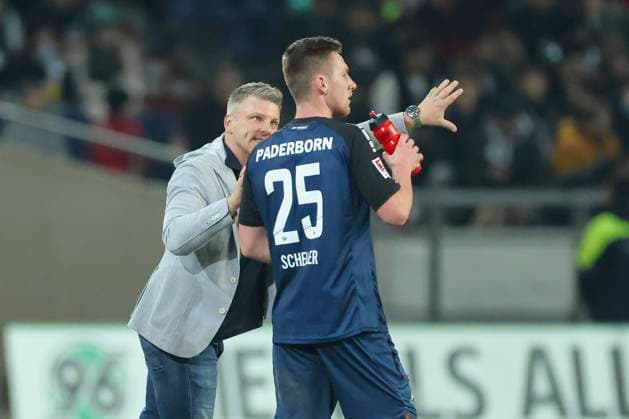 Trainer Lukas Kwasniok (SC Paderborn 07) und Santiago Castaneda (SC Paderborn 07) unterhalten sich, 2. Bundesliga, Hannover 96 vs SC Paderborn 07, Heinz von Heiden Arena am 22. February 2025 in Hannover, Deutschland. (Foto von Marco Steinbrenner DeFodi Images) Trainer Lukas Kwasniok (SC Paderborn 07) und Santiago Castaneda (SC Paderborn 07) talk together, 2. Bundesliga, Hannover 96 vs SC Paderborn 07, Heinz von Heiden Arena, February 22, 2025 in Hanover, Germany. (Photo by Marco Steinbrenner DeFodi Images) DFB DFL REGULATIONS PROHIBIT ANY USE OF PHOTOGRAPHS AS IMAGE SEQUENCES AND OR QUASI-VIDEO.