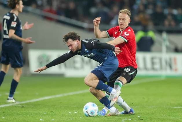 Aaron Zehnter (SC Paderborn 07) und Havard Nielsen (Hannover 96) kaempfen um den Ball, 2. Bundesliga, Hannover 96 vs SC Paderborn 07, Heinz von Heiden Arena am 22. February 2025 in Hannover, Deutschland. (Foto von Marco Steinbrenner DeFodi Images) Aaron Zehnter (SC Paderborn 07) und Havard Nielsen (Hannover 96) battle for the ball, 2. Bundesliga, Hannover 96 vs SC Paderborn 07, Heinz von Heiden Arena, February 22, 2025 in Hanover, Germany. (Photo by Marco Steinbrenner DeFodi Images) DFB DFL REGULATIONS PROHIBIT ANY USE OF PHOTOGRAPHS AS IMAGE SEQUENCES AND OR QUASI-VIDEO.
