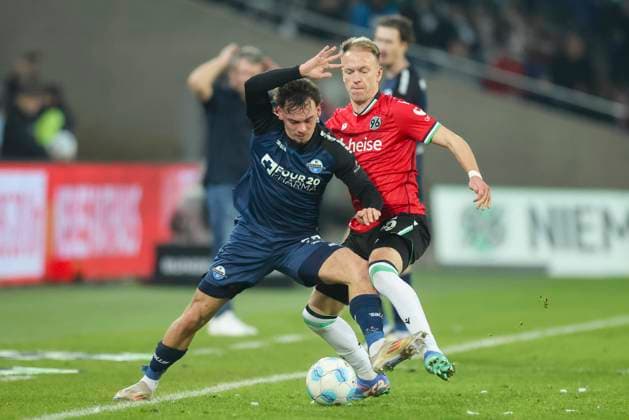 Aaron Zehnter (SC Paderborn 07) und Havard Nielsen (Hannover 96) kaempfen um den Ball, 2. Bundesliga, Hannover 96 vs SC Paderborn 07, Heinz von Heiden Arena am 22. February 2025 in Hannover, Deutschland. (Foto von Marco Steinbrenner DeFodi Images) Aaron Zehnter (SC Paderborn 07) und Havard Nielsen (Hannover 96) battle for the ball, 2. Bundesliga, Hannover 96 vs SC Paderborn 07, Heinz von Heiden Arena, February 22, 2025 in Hanover, Germany. (Photo by Marco Steinbrenner DeFodi Images) DFB DFL REGULATIONS PROHIBIT ANY USE OF PHOTOGRAPHS AS IMAGE SEQUENCES AND OR QUASI-VIDEO.