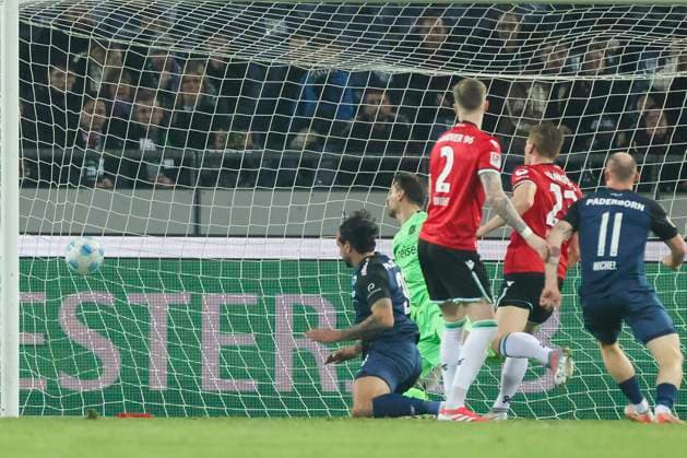 Adriano Grimaldi (SC Paderborn 07) erzielt vorbei an Torhueter Ron-Robert Zieler (Hannover 96) das Tor zum 1:1 Ausgleich, 2. Bundesliga, Hannover 96 vs SC Paderborn 07, Heinz von Heiden Arena am 22. February 2025 in Hannover, Deutschland. (Foto von Marco Steinbrenner DeFodi Images) Adriano Grimaldi (SC Paderborn 07) scores past goalkeeper Ron-Robert Zieler (Hannover 96) to equalise the score at 1:1, 2. Bundesliga, Hannover 96 vs SC Paderborn 07, Heinz von Heiden Arena, February 22, 2025 in Hanover, Germany. (Photo by Marco Steinbrenner DeFodi Images) DFB DFL REGULATIONS PROHIBIT ANY USE OF PHOTOGRAPHS AS IMAGE SEQUENCES AND OR QUASI-VIDEO.