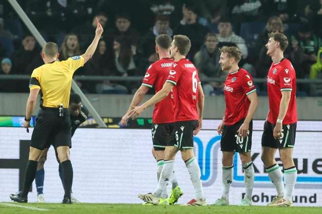 Schiedsrichter Florian Lechner zeigt Jannik Dehm (Hannover 96) die Gelb-Rote Karte, 2. Bundesliga, Hannover 96 vs SC Paderborn 07, Heinz von Heiden Arena am 22. February 2025 in Hannover, Deutschland. (Foto von Marco Steinbrenner DeFodi Images) Schiedsrichter Florian Lechner shows Jannik Dehm (Hannover 96) the yellow card, 2. Bundesliga, Hannover 96 vs SC Paderborn 07, Heinz von Heiden Arena, February 22, 2025 in Hanover, Germany. (Photo by Marco Steinbrenner DeFodi Images) DFB DFL REGULATIONS PROHIBIT ANY USE OF PHOTOGRAPHS AS IMAGE SEQUENCES AND OR QUASI-VIDEO.