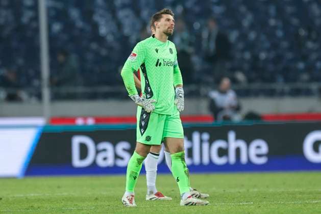 Torhueter Ron-Robert Zieler (Hannover 96) schaut enttaeuscht, 2. Bundesliga, Hannover 96 vs SC Paderborn 07, Heinz von Heiden Arena am 22. February 2025 in Hannover, Deutschland. (Foto von Marco Steinbrenner DeFodi Images) Torhueter Ron-Robert Zieler (Hannover 96) looks dejected, 2. Bundesliga, Hannover 96 vs SC Paderborn 07, Heinz von Heiden Arena, February 22, 2025 in Hanover, Germany. (Photo by Marco Steinbrenner DeFodi Images) DFB DFL REGULATIONS PROHIBIT ANY USE OF PHOTOGRAPHS AS IMAGE SEQUENCES AND OR QUASI-VIDEO.