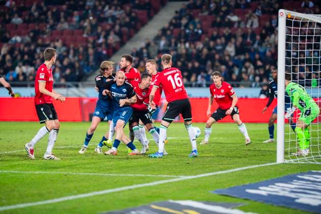 22.02.2025 - Fußball, 2024 2025, 2. Bundesliga, 23. Spieltag, Hannover 96 - SC Paderborn 07: (L-R) Fabian Kunze (Hannover), Felix Götze (Paderborn), Sven Michel (Paderborn), Boris Tomiak (Hannover), Bartlomiej Wdowik (Hannover), Marcel Halstenberg (Hannover), Havard Nielsen (Hannover), Phil Neumann (Hannover), Ilyas Ansah (Paderborn), Ron-Robert Zieler (Hannover) DFL REGULATIONS PROHIBIT ANY USE OF PHOTOGRAPHS AS IMAGE SEQUENCES AND OR QUASI-VIDEO. Hannover Niedersachsen Deutschland Heinz von Heiden Arena