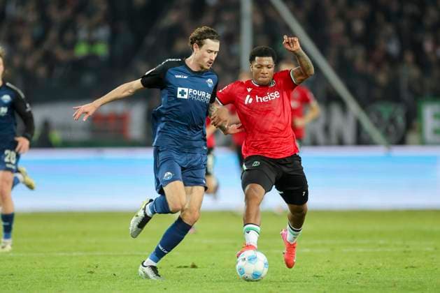 Calvin Brackelmann (SC Paderborn 07) und Jessic Ngankam (Hannover 96) kaempfen um den Ball, 2. Bundesliga, Hannover 96 vs SC Paderborn 07, Heinz von Heiden Arena am 22. February 2025 in Hannover, Deutschland. (Foto von Marco Steinbrenner DeFodi Images) Calvin Brackelmann (SC Paderborn 07) und Jessic Ngankam (Hannover 96) battle for the ball, 2. Bundesliga, Hannover 96 vs SC Paderborn 07, Heinz von Heiden Arena, February 22, 2025 in Hanover, Germany. (Photo by Marco Steinbrenner DeFodi Images) DFB DFL REGULATIONS PROHIBIT ANY USE OF PHOTOGRAPHS AS IMAGE SEQUENCES AND OR QUASI-VIDEO.