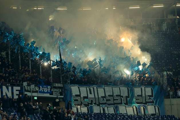 Die Fans des SC Paderborn 07 zuenden Pyrotechnik, 2. Bundesliga, Hannover 96 vs SC Paderborn 07, Heinz von Heiden Arena am 22. February 2025 in Hannover, Deutschland. (Foto von Marco Steinbrenner DeFodi Images) The fans of SC Paderborn 07 use pyrotechnics, 2. Bundesliga, Hannover 96 vs SC Paderborn 07, Heinz von Heiden Arena, February 22, 2025 in Hanover, Germany. (Photo by Marco Steinbrenner DeFodi Images) DFB DFL REGULATIONS PROHIBIT ANY USE OF PHOTOGRAPHS AS IMAGE SEQUENCES AND OR QUASI-VIDEO.