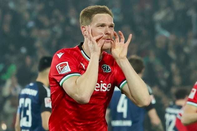 Marcel Halstenberg (Hannover 96) bejubelt seinen Treffer zum 1:0, 2. Bundesliga, Hannover 96 vs SC Paderborn 07, Heinz von Heiden Arena am 22. February 2025 in Hannover, Deutschland. (Foto von Marco Steinbrenner DeFodi Images) Marcel Halstenberg (Hannover 96) celebrates after scoring his teams first goal, 2. Bundesliga, Hannover 96 vs SC Paderborn 07, Heinz von Heiden Arena, February 22, 2025 in Hanover, Germany. (Photo by Marco Steinbrenner DeFodi Images) DFB DFL REGULATIONS PROHIBIT ANY USE OF PHOTOGRAPHS AS IMAGE SEQUENCES AND OR QUASI-VIDEO.