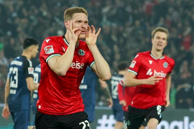 Marcel Halstenberg (Hannover 96) bejubelt seinen Treffer zum 1:0, 2. Bundesliga, Hannover 96 vs SC Paderborn 07, Heinz von Heiden Arena am 22. February 2025 in Hannover, Deutschland. (Foto von Marco Steinbrenner DeFodi Images) Marcel Halstenberg (Hannover 96) celebrates after scoring his teams first goal, 2. Bundesliga, Hannover 96 vs SC Paderborn 07, Heinz von Heiden Arena, February 22, 2025 in Hanover, Germany. (Photo by Marco Steinbrenner DeFodi Images) DFB DFL REGULATIONS PROHIBIT ANY USE OF PHOTOGRAPHS AS IMAGE SEQUENCES AND OR QUASI-VIDEO.