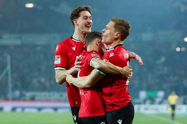 Marcel Halstenberg (Hannover 96) bejubelt seinen Treffer zum 1:0 mit Phil Neumann (Hannover 96) und Enzo Leopold (Hannover 96), 2. Bundesliga, Hannover 96 vs SC Paderborn 07, Heinz von Heiden Arena am 22. February 2025 in Hannover, Deutschland. (Foto von Marco Steinbrenner DeFodi Images) Marcel Halstenberg (Hannover 96) celebrates after scoring his teams first goal with Phil Neumann (Hannover 96) and Enzo Leopold (Hannover 96), 2. Bundesliga, Hannover 96 vs SC Paderborn 07, Heinz von Heiden Arena, February 22, 2025 in Hanover, Germany. (Photo by Marco Steinbrenner DeFodi Images) DFB DFL REGULATIONS PROHIBIT ANY USE OF PHOTOGRAPHS AS IMAGE SEQUENCES AND OR QUASI-VIDEO.