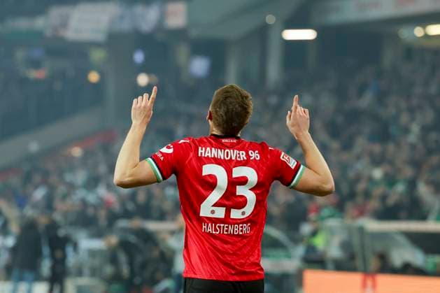 Marcel Halstenberg (Hannover 96) bejubelt seinen Treffer zum 1:0, 2. Bundesliga, Hannover 96 vs SC Paderborn 07, Heinz von Heiden Arena am 22. February 2025 in Hannover, Deutschland. (Foto von Marco Steinbrenner DeFodi Images) Marcel Halstenberg (Hannover 96) celebrates after scoring his teams first goal, 2. Bundesliga, Hannover 96 vs SC Paderborn 07, Heinz von Heiden Arena, February 22, 2025 in Hanover, Germany. (Photo by Marco Steinbrenner DeFodi Images) DFB DFL REGULATIONS PROHIBIT ANY USE OF PHOTOGRAPHS AS IMAGE SEQUENCES AND OR QUASI-VIDEO.