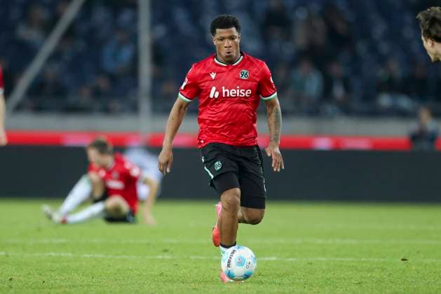 Jessic Ngankam (Hannover 96) kontrolliert den Ball, 2. Bundesliga, Hannover 96 vs SC Paderborn 07, Heinz von Heiden Arena am 22. February 2025 in Hannover, Deutschland. (Foto von Marco Steinbrenner DeFodi Images) Jessic Ngankam (Hannover 96) controls the ball, 2. Bundesliga, Hannover 96 vs SC Paderborn 07, Heinz von Heiden Arena, February 22, 2025 in Hanover, Germany. (Photo by Marco Steinbrenner DeFodi Images) DFB DFL REGULATIONS PROHIBIT ANY USE OF PHOTOGRAPHS AS IMAGE SEQUENCES AND OR QUASI-VIDEO.