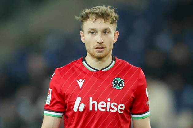 Jannik Dehm (Hannover 96) schaut enttaeuscht, 2. Bundesliga, Hannover 96 vs SC Paderborn 07, Heinz von Heiden Arena am 22. February 2025 in Hannover, Deutschland. (Foto von Marco Steinbrenner DeFodi Images) Jannik Dehm (Hannover 96) looks dejected, 2. Bundesliga, Hannover 96 vs SC Paderborn 07, Heinz von Heiden Arena, February 22, 2025 in Hanover, Germany. (Photo by Marco Steinbrenner DeFodi Images) DFB DFL REGULATIONS PROHIBIT ANY USE OF PHOTOGRAPHS AS IMAGE SEQUENCES AND OR QUASI-VIDEO.
