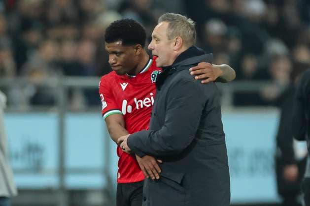 Trainer Andre Breitenreiter (Hannover 96) und Jessic Ngankam (Hannover 96) geben sich die Hand, 2. Bundesliga, Hannover 96 vs SC Paderborn 07, Heinz von Heiden Arena am 22. February 2025 in Hannover, Deutschland. (Foto von Marco Steinbrenner DeFodi Images) Trainer Andre Breitenreiter (Hannover 96) und Jessic Ngankam (Hannover 96) shake hands, 2. Bundesliga, Hannover 96 vs SC Paderborn 07, Heinz von Heiden Arena, February 22, 2025 in Hanover, Germany. (Photo by Marco Steinbrenner DeFodi Images) DFB DFL REGULATIONS PROHIBIT ANY USE OF PHOTOGRAPHS AS IMAGE SEQUENCES AND OR QUASI-VIDEO.