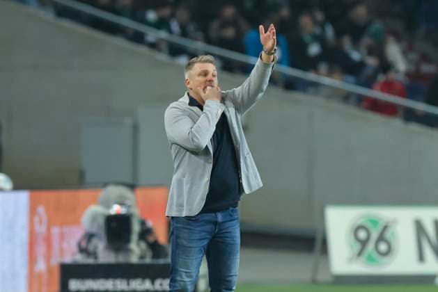Trainer Lukas Kwasniok (SC Paderborn 07) gestikuliert, 2. Bundesliga, Hannover 96 vs SC Paderborn 07, Heinz von Heiden Arena am 22. February 2025 in Hannover, Deutschland. (Foto von Marco Steinbrenner DeFodi Images) Trainer Lukas Kwasniok (SC Paderborn 07) gestures, 2. Bundesliga, Hannover 96 vs SC Paderborn 07, Heinz von Heiden Arena, February 22, 2025 in Hanover, Germany. (Photo by Marco Steinbrenner DeFodi Images) DFB DFL REGULATIONS PROHIBIT ANY USE OF PHOTOGRAPHS AS IMAGE SEQUENCES AND OR QUASI-VIDEO.