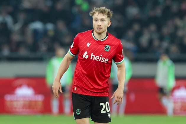 Jannik Dehm (Hannover 96) schaut, 2. Bundesliga, Hannover 96 vs SC Paderborn 07, Heinz von Heiden Arena am 22. February 2025 in Hannover, Deutschland. (Foto von Marco Steinbrenner DeFodi Images) Jannik Dehm (Hannover 96) looks on, 2. Bundesliga, Hannover 96 vs SC Paderborn 07, Heinz von Heiden Arena, February 22, 2025 in Hanover, Germany. (Photo by Marco Steinbrenner DeFodi Images) DFB DFL REGULATIONS PROHIBIT ANY USE OF PHOTOGRAPHS AS IMAGE SEQUENCES AND OR QUASI-VIDEO.