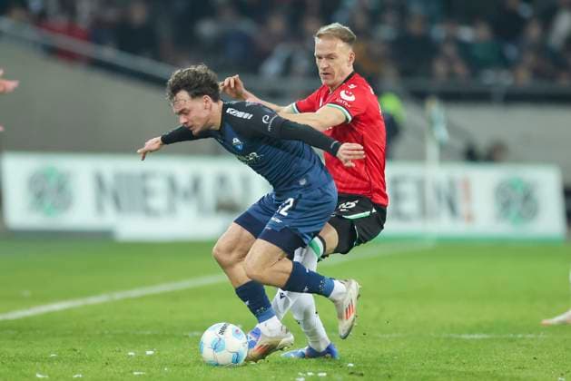 Aaron Zehnter (SC Paderborn 07) und Havard Nielsen (Hannover 96) kaempfen um den Ball, 2. Bundesliga, Hannover 96 vs SC Paderborn 07, Heinz von Heiden Arena am 22. February 2025 in Hannover, Deutschland. (Foto von Marco Steinbrenner DeFodi Images) Aaron Zehnter (SC Paderborn 07) und Havard Nielsen (Hannover 96) battle for the ball, 2. Bundesliga, Hannover 96 vs SC Paderborn 07, Heinz von Heiden Arena, February 22, 2025 in Hanover, Germany. (Photo by Marco Steinbrenner DeFodi Images) DFB DFL REGULATIONS PROHIBIT ANY USE OF PHOTOGRAPHS AS IMAGE SEQUENCES AND OR QUASI-VIDEO.