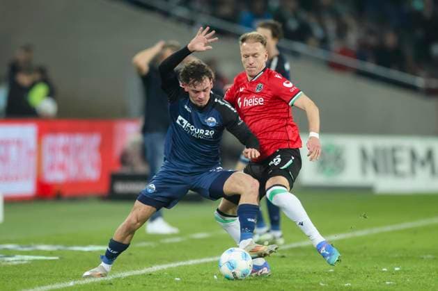 Aaron Zehnter (SC Paderborn 07) und Havard Nielsen (Hannover 96) kaempfen um den Ball, 2. Bundesliga, Hannover 96 vs SC Paderborn 07, Heinz von Heiden Arena am 22. February 2025 in Hannover, Deutschland. (Foto von Marco Steinbrenner DeFodi Images) Aaron Zehnter (SC Paderborn 07) und Havard Nielsen (Hannover 96) battle for the ball, 2. Bundesliga, Hannover 96 vs SC Paderborn 07, Heinz von Heiden Arena, February 22, 2025 in Hanover, Germany. (Photo by Marco Steinbrenner DeFodi Images) DFB DFL REGULATIONS PROHIBIT ANY USE OF PHOTOGRAPHS AS IMAGE SEQUENCES AND OR QUASI-VIDEO.