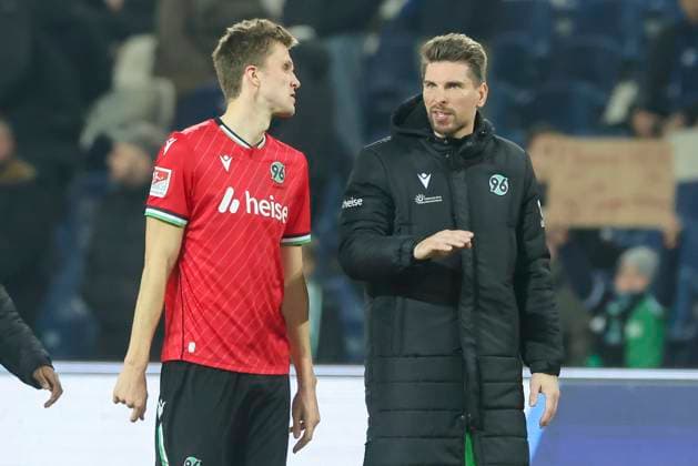 Fabian Kunze (Hannover 96) und Torhueter Ron-Robert Zieler (Hannover 96) schauen enttaeuscht, 2. Bundesliga, Hannover 96 vs SC Paderborn 07, Heinz von Heiden Arena am 22. February 2025 in Hannover, Deutschland. (Foto von Marco Steinbrenner DeFodi Images) Fabian Kunze (Hannover 96) und Torhueter Ron-Robert Zieler (Hannover 96) look dejected, 2. Bundesliga, Hannover 96 vs SC Paderborn 07, Heinz von Heiden Arena, February 22, 2025 in Hanover, Germany. (Photo by Marco Steinbrenner DeFodi Images) DFB DFL REGULATIONS PROHIBIT ANY USE OF PHOTOGRAPHS AS IMAGE SEQUENCES AND OR QUASI-VIDEO.