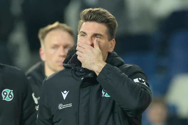 Torhueter Ron-Robert Zieler (Hannover 96) schaut enttaeuscht, 2. Bundesliga, Hannover 96 vs SC Paderborn 07, Heinz von Heiden Arena am 22. February 2025 in Hannover, Deutschland. (Foto von Marco Steinbrenner DeFodi Images) Torhueter Ron-Robert Zieler (Hannover 96) looks dejected, 2. Bundesliga, Hannover 96 vs SC Paderborn 07, Heinz von Heiden Arena, February 22, 2025 in Hanover, Germany. (Photo by Marco Steinbrenner DeFodi Images) DFB DFL REGULATIONS PROHIBIT ANY USE OF PHOTOGRAPHS AS IMAGE SEQUENCES AND OR QUASI-VIDEO.