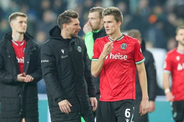 Torhueter Ron-Robert Zieler (Hannover 96) und Fabian Kunze (Hannover 96) schauen enttaeuscht, 2. Bundesliga, Hannover 96 vs SC Paderborn 07, Heinz von Heiden Arena am 22. February 2025 in Hannover, Deutschland. (Foto von Marco Steinbrenner DeFodi Images) Torhueter Ron-Robert Zieler (Hannover 96) und Fabian Kunze (Hannover 96) look dejected, 2. Bundesliga, Hannover 96 vs SC Paderborn 07, Heinz von Heiden Arena, February 22, 2025 in Hanover, Germany. (Photo by Marco Steinbrenner DeFodi Images) DFB DFL REGULATIONS PROHIBIT ANY USE OF PHOTOGRAPHS AS IMAGE SEQUENCES AND OR QUASI-VIDEO.