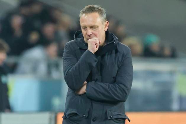 Trainer Andre Breitenreiter (Hannover 96) schaut enttaeuscht, 2. Bundesliga, Hannover 96 vs SC Paderborn 07, Heinz von Heiden Arena am 22. February 2025 in Hannover, Deutschland. (Foto von Marco Steinbrenner DeFodi Images) Trainer Andre Breitenreiter (Hannover 96) looks dejected, 2. Bundesliga, Hannover 96 vs SC Paderborn 07, Heinz von Heiden Arena, February 22, 2025 in Hanover, Germany. (Photo by Marco Steinbrenner DeFodi Images) DFB DFL REGULATIONS PROHIBIT ANY USE OF PHOTOGRAPHS AS IMAGE SEQUENCES AND OR QUASI-VIDEO.