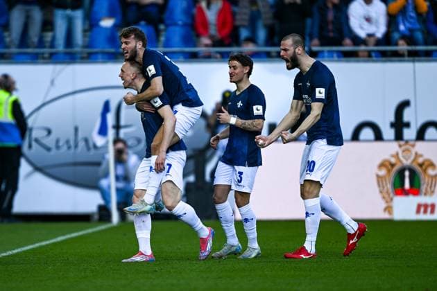 Isac Lidberg (SV Darmstadt 98, 07) und Team bejubeln das Tor zum 1:0, GER, SV Darmstadt 98 vs. FC Schalke 04, Fussball, 23. Spieltag, Saison 2024 2025, 23.02.2025. DFL REGULATIONS PROHIBIT ANY USE OF PHOTOGRAPHS as IMAGE SEQUENCES and or QUASI-VIDEO. GER, SV Darmstadt 98 vs. FC Schalke 04, Fussball, 23. Spieltag, Saison 2024 2025, 23.02.2025. Darmstadt