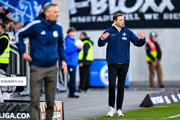 Florian Kohfeldt (SV Darmstadt 98, Trainer) gestikuliert, davor Kees van Wonderen (FC Schalke 04, Trainer), GER, SV Darmstadt 98 vs. FC Schalke 04, Fussball, 23. Spieltag, Saison 2024 2025, 23.02.2025. DFL REGULATIONS PROHIBIT ANY USE OF PHOTOGRAPHS as IMAGE SEQUENCES and or QUASI-VIDEO. GER, SV Darmstadt 98 vs. FC Schalke 04, Fussball, 23. Spieltag, Saison 2024 2025, 23.02.2025. Darmstadt