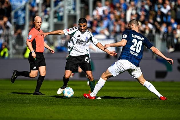 Aymen Barkok (FC Schalke 04, 25) im Zweikampf mit Aleksandar Vukotic (SV Darmstadt 98, 20), GER, SV Darmstadt 98 vs. FC Schalke 04, Fussball, 23. Spieltag, Saison 2024 2025, 23.02.2025. DFL REGULATIONS PROHIBIT ANY USE OF PHOTOGRAPHS as IMAGE SEQUENCES and or QUASI-VIDEO. GER, SV Darmstadt 98 vs. FC Schalke 04, Fussball, 23. Spieltag, Saison 2024 2025, 23.02.2025. Darmstadt