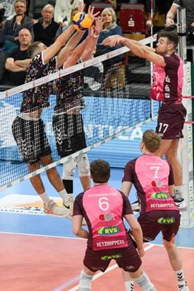 Yann Niclas Böhme (Energiequelle Netzhoppers, 17) rechts, schmettert gegen den Block, Aktion, Action, Spielszene, 23.02.2025, Düren (Deutschland), Volleyball, 1. Bundesliga Männer, SWD Powervolleys Düren - Energiequelle Netzhoppers KW