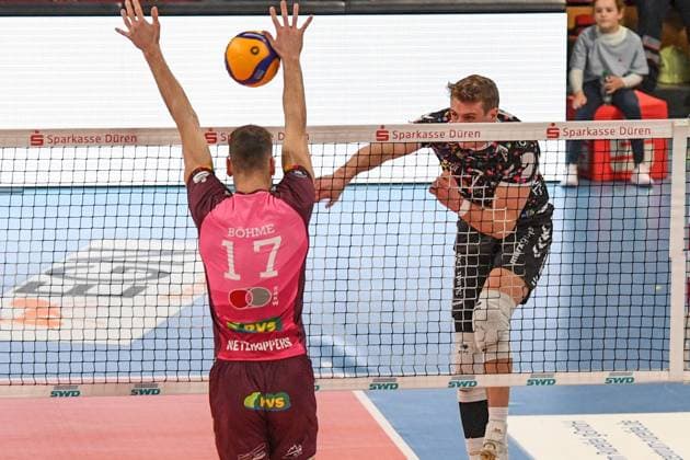 v.li.: Yann Niclas Böhme (Energiequelle Netzhoppers, 17) blockt den Ball von Alex Knight (Powervolleys Düren, 7), Aktion, Action, Spielszene, 23.02.2025, Düren (Deutschland), Volleyball, 1. Bundesliga Männer, SWD Powervolleys Düren - Energiequelle Netzhoppers KW