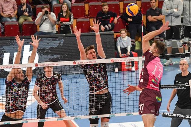 Yann Niclas Böhme (Energiequelle Netzhoppers, 17) rechts, schmettert gegen den Dürener Block, Aktion, Action, Spielszene, 23.02.2025, Düren (Deutschland), Volleyball, 1. Bundesliga Männer, SWD Powervolleys Düren - Energiequelle Netzhoppers KW