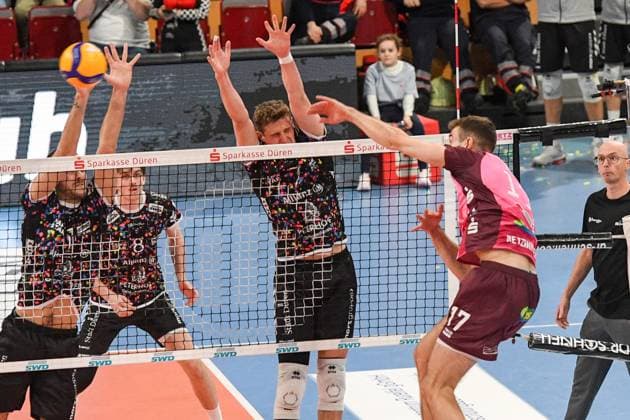 Yann Niclas Böhme (Energiequelle Netzhoppers, 17) rechts, schmettert gegen den Dürener Block, Aktion, Action, Spielszene, 23.02.2025, Düren (Deutschland), Volleyball, 1. Bundesliga Männer, SWD Powervolleys Düren - Energiequelle Netzhoppers KW