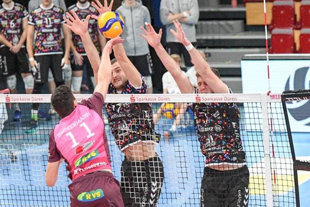 v.li.: Theo Timmermann (Energiequelle Netzhoppers, 11) am Netz im Zweikampf, Duell, duel, tackle, Dynamik, Action, Aktion,, 23.02.2025, Düren (Deutschland), Volleyball, 1. Bundesliga Männer, SWD Powervolleys Düren - Energiequelle Netzhoppers KW