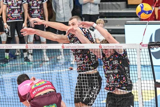 v.li.: Theo Timmermann (Energiequelle Netzhoppers, 11) am Netz im Zweikampf, Duell, duel, tackle, Dynamik, Action, Aktion,, 23.02.2025, Düren (Deutschland), Volleyball, 1. Bundesliga Männer, SWD Powervolleys Düren - Energiequelle Netzhoppers KW