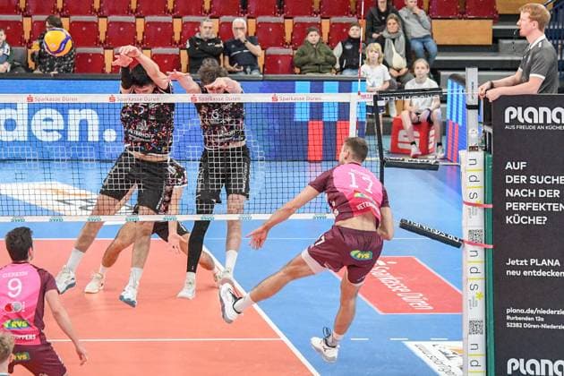 Yann Niclas Böhme (Energiequelle Netzhoppers, 17) rechts schmettert den Ball, der von Imanol Salazar (Powervolleys Düren, 5) blockiert wird, am Netz im Zweikampf, Duell, duel, tackle, Dynamik, Action, Aktion,, 23.02.2025, Düren (Deutschland), Volleyball, 1. Bundesliga Männer, SWD Powervolleys Düren - Energiequelle Netzhoppers KW