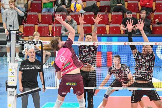 v.li.: Lovis Homberger (Energiequelle Netzhoppers, 6), Gregor Pernus, (Powervolleys Düren, 4), Matthew Neaves (Powervolleys Düren, 14), Imanol Salazar (Powervolleys Düren, 5), Aktion, Action, Spielszene, 23.02.2025, Düren (Deutschland), Volleyball, 1. Bundesliga Männer, SWD Powervolleys Düren - Energiequelle Netzhoppers KW
