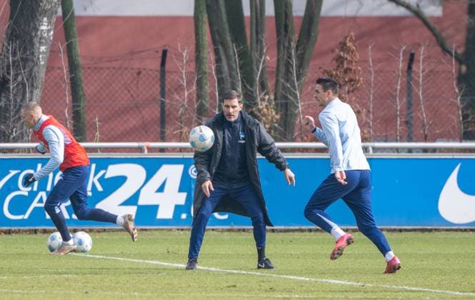 Fußball, Herren, Saison 2024 2025, 2. Bundesliga, Hertha BSC, Training, v. l. Palko Dardai (Hertha BSC), Trainer Stefan Leitl (Hertha BSC), Smail Prevljak (Hertha BSC), 25.02. 2025,