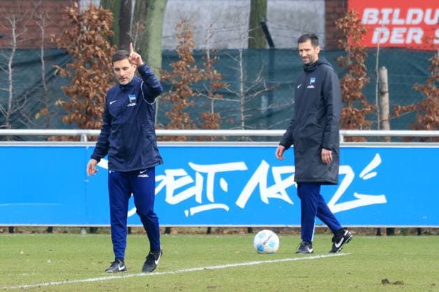 DEU, DFL, 2. FBL Hertha BSC, Training, 25.02.2025, Sportforum, Berlin, DEU, DFL, 2. FBL Hertha BSC, Training, im Bild Cheftrainer Stefan Leitl (Hertha BSC Berlin), Co-Trainer Andre Mijatovic (Hertha BSC Berlin) DFL - regulations prohibit any use of Photographs as image sequences and or quasi-video Foto: Juergen Engler nordphoto GmbH
