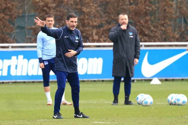DEU, DFL, 2. FBL Hertha BSC, Training, 25.02.2025, Sportforum, Berlin, DEU, DFL, 2. FBL Hertha BSC, Training, im Bild Cheftrainer Stefan Leitl (Hertha BSC Berlin), Co-Trainer Patrick Ebert (Hertha BSC Berlin), Michal Karbownik (Hertha BSC Berlin 33) DFL - regulations prohibit any use of Photographs as image sequences and or quasi-video Foto: Juergen Engler nordphoto GmbH