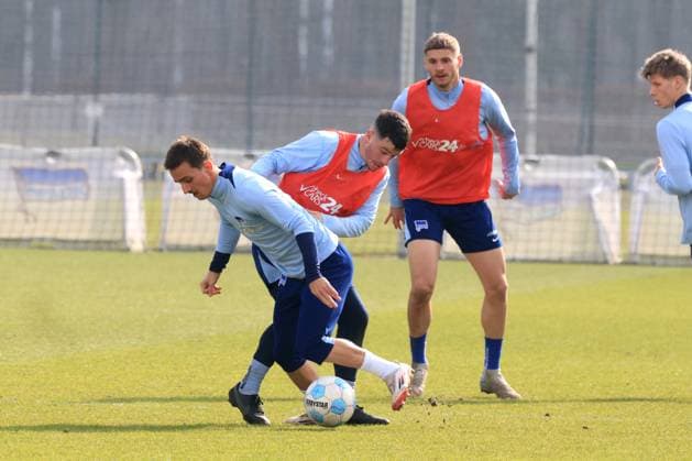 DEU, DFL, 2. FBL Hertha BSC, Training, 25.02.2025, Sportforum, Berlin, DEU, DFL, 2. FBL Hertha BSC, Training, im Bild Michal Karbownik (Hertha BSC Berlin 33), Diego Demme (Hertha BSC Berlin 6), Marton Dardai (Hertha BSC Berlin 31) DFL - regulations prohibit any use of Photographs as image sequences and or quasi-video Foto: Juergen Engler nordphoto GmbH