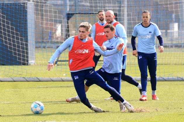 DEU, DFL, 2. FBL Hertha BSC, Training, 25.02.2025, Sportforum, Berlin, DEU, DFL, 2. FBL Hertha BSC, Training, im Bild Marten Winkler (Hertha BSC Berlin 22), Michal Karbownik (Hertha BSC Berlin 33), Toni Leistner (Hertha BSC Berlin 37), Derry Scherhant (Hertha BSC Berlin 39) DFL - regulations prohibit any use of Photographs as image sequences and or quasi-video Foto: Juergen Engler nordphoto GmbH