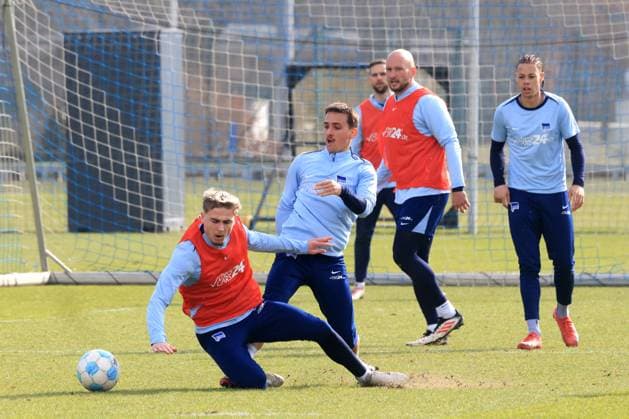 DEU, DFL, 2. FBL Hertha BSC, Training, 25.02.2025, Sportforum, Berlin, DEU, DFL, 2. FBL Hertha BSC, Training, im Bild Marten Winkler (Hertha BSC Berlin 22), Michal Karbownik (Hertha BSC Berlin 33), Toni Leistner (Hertha BSC Berlin 37), Derry Scherhant (Hertha BSC Berlin 39) DFL - regulations prohibit any use of Photographs as image sequences and or quasi-video Foto: Juergen Engler nordphoto GmbH