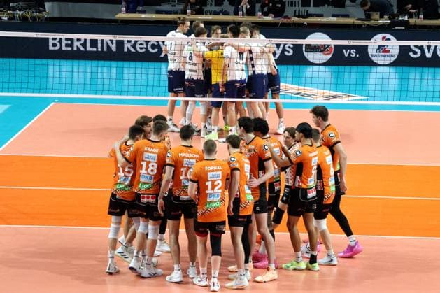 DEU, CEV Champions League, BR Volleys vs. SVG Lueneburg, 26.02.2025, Max-Schmeling-Halle, Berlin, DEU, CEV Champions League, BR Volleys vs. SVG Lueneburg, im Bild BR Volleys-Spielerkreis, Lueneburger-Spielerkreis Foto: Juergen Engler nordphoto GmbH