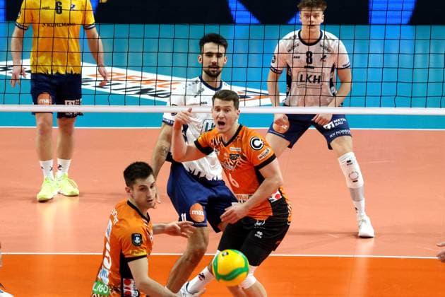 DEU, CEV Champions League, BR Volleys vs. SVG Lueneburg, 26.02.2025, Max-Schmeling-Halle, Berlin, DEU, CEV Champions League, BR Volleys vs. SVG Lueneburg, im Bild Johannes Tille (BR Volleys 6), Moritz Reichert (BR Volleys 15), Xander Ketrzynski (Lueneburg 11) Foto: Juergen Engler nordphoto GmbH
