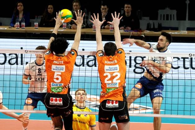 DEU, CEV Champions League, BR Volleys vs. SVG Lueneburg, 26.02.2025, Max-Schmeling-Halle, Berlin, DEU, CEV Champions League, BR Volleys vs. SVG Lueneburg, im Bild Neheimjah Mote (BR Volleys 5), Jake Hanes (BR Volleys 22), Xander Ketrzynski (Lueneburg 11) Foto: Juergen Engler nordphoto GmbH
