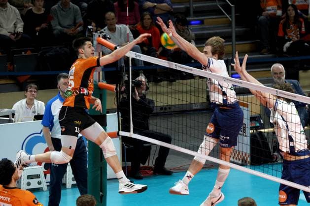 DEU, CEV Champions League, BR Volleys vs. SVG Lueneburg, 26.02.2025, Max-Schmeling-Halle, Berlin, DEU, CEV Champions League, BR Volleys vs. SVG Lueneburg, im Bild Moritz Reichert (BR Volleys 15), Michael Wright (Lueneburg 3), Joscha Kunstmann (Lueneburg 7) Foto: Juergen Engler nordphoto GmbH