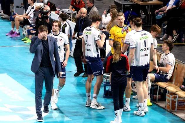 DEU, CEV Champions League, BR Volleys vs. SVG Lueneburg, 26.02.2025, Max-Schmeling-Halle, Berlin, DEU, CEV Champions League, BR Volleys vs. SVG Lueneburg, im Bild Trainer Stefan Huebner (Lueneburg), Lueneburger-Spielerkreis Foto: Juergen Engler nordphoto GmbH