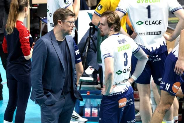 DEU, CEV Champions League, BR Volleys vs. SVG Lueneburg, 26.02.2025, Max-Schmeling-Halle, Berlin, DEU, CEV Champions League, BR Volleys vs. SVG Lueneburg, im Bild Trainer Stefan Huebner (Lueneburg), Michael Wright (Lueneburg 3) Foto: Juergen Engler nordphoto GmbH