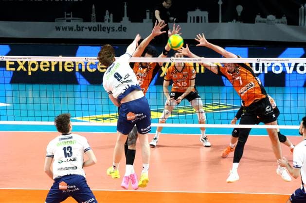 DEU, CEV Champions League, BR Volleys vs. SVG Lueneburg, 26.02.2025, Max-Schmeling-Halle, Berlin, DEU, CEV Champions League, BR Volleys vs. SVG Lueneburg, im Bild Neheimjah Mote (BR Volleys 5), Simon Plaskie (BR Volleys 7), Oskar Espeland (Lueneburg 9) Foto: Juergen Engler nordphoto GmbH