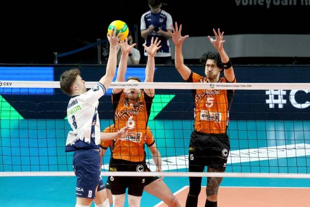 DEU, CEV Champions League, BR Volleys vs. SVG Lueneburg, 26.02.2025, Max-Schmeling-Halle, Berlin, DEU, CEV Champions League, BR Volleys vs. SVG Lueneburg, im Bild Johannes Tille (BR Volleys 6), Neheimjah Mote (BR Volleys 5), Theo Mohwinkel (Lueneburg 8) Foto: Juergen Engler nordphoto GmbH
