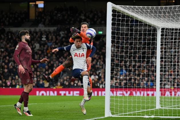 Football - 2024 2025 Premier League - Tottenham Hotspur vs Manchester City - Tottenham Hotspur Stadium - Wednesday 26th February 2025. Manchester City s Ederson battles with Tottenham Hotspur s Brennan Johnson. COLORSPORT Ashley Western